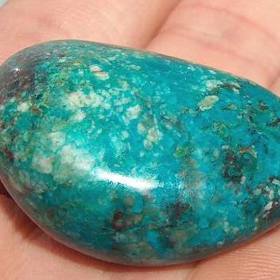 Chryzokol - zelený kámen s vlnitými pruhy, symbolizuje lásku a harmonii.