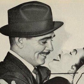 Loretta Young si s Clarkem Gablem zahrála, mimo jiné, ve filmu Volání divočiny z roku 1935. Vášnivý vztah, který mezi nimi vzplál na plátně, přešel i do jejich soukromí. Narodilo se jim nemanželské dítě. Herečka tak raději utekla do Evropy, kde dala dítě do sirotčince. Pak ho "jako" adoptovala. 