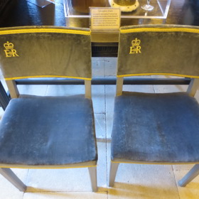 Ve Westminsterském opatství si lidé přihlížející korunovaci Alžběty II. hověli na těchto židlích z dubového dřeva potažených sametem.