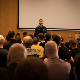 Dnes má jeho firma za sebou tisíce klientů, kteří u žen slaví úspěch.