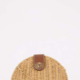 Pouzdrová kabelka s popruhem přes rameno, praktickými nožičkami a elegantním koženým zapínáním. DeFacto, 1 199 Kč