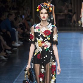 Přehlídkový model šatů, ve kterých Kylie Minogue zazářila, představila značka D&G v jarní kolekci roku 2016.