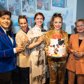 Disney letos slaví 100 let od svého vzniku a oslavy vyvrcholí velkým koncertem. Na snímku zleva: Jan Bendig, Michaela Tomešová, Kateřina Bohatová, Lucie Vondráčková a Klára Nováková.