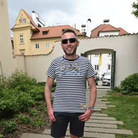 Jan Tuna se s rovnátky objevil na představení novinek kávy L'OR.