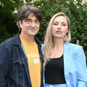 Saša Rašilov přiznal šediny a jeho zamilovaná manželka říká, že se jí líbí pořád stejně. 