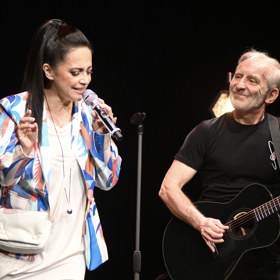 Zpěvačka Lucie Bílá zahájila před novináři spolupráci s kapelou Čechomor.