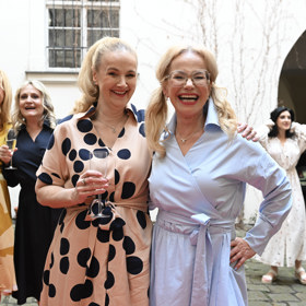 Muzikálová zpěvačka Linda Finková s kolegyní Jitkou Asterovou byly hvězdami nedávné módní přehlídky.