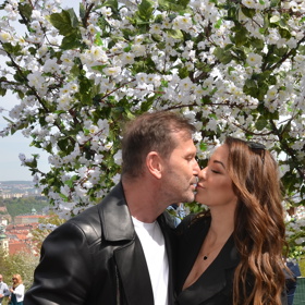 Jaromír také Agátu láskyplně políbil pod rozkvetlou třešní.