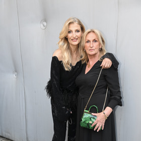 Topmodelka Tereza Maxová vyvedla na módní přehlídku maminku. Dámy se sladily do černé barvy, Alena Maxová rozsvítila outfit zelenou kabelkou.