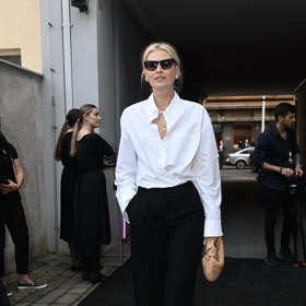 Daniela Peštová zářila v bílé košili a elegantních perlách. K outfitu zvolila kabelku italské značky Bottega Veneta. 