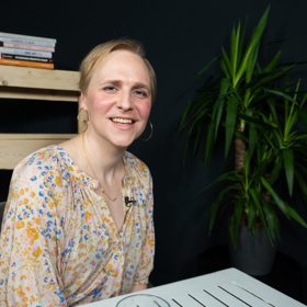 Talkshow Na kafeečko navštívila Daniela poprvé v roce 2023, když začínala se svou tranzicí. 