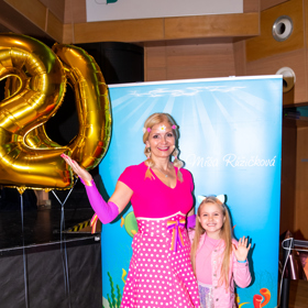 Moderátorkou jejího dětského večírku byla dětská herečka Adélka Hesová.