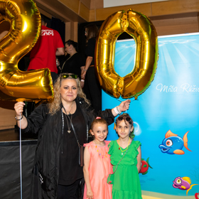 Zpěvačka Petra Slaninová s dcerami Stellou (vlevo) a Sárou (vpravo).