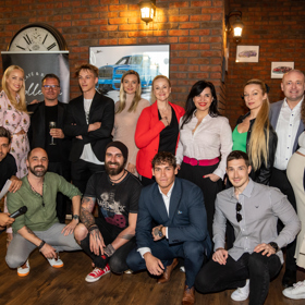 Vernisáž přilákala velké množství známých osobností.