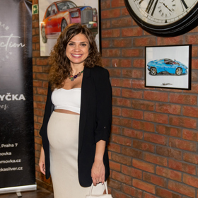 S Denisou Pfauserovou jsme hovořili na vernisáži obrazů mladého umělce Matyáše Bryndy.