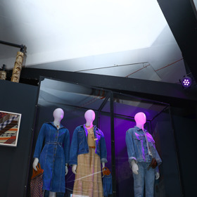 Prohlédnout si zde můžete na třicet dobových džínových kousků, které tehdy toužil mít každý. Cesta k jejich pořízení ale nebyla zrovna jednoduchá.