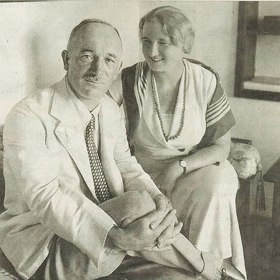 Díky tomu se stal takřka jejím ztělesněním. Byla s ním zachycena na mnoha dobových snímcích i v oficiálních záznamech prezidentského páru.