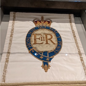 Oficiální prapor Alžběty II., který byl použit při ceremoniálu.