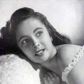 Elizabeth Taylor byla známá svými románky s hollywoodskou elitou. Nejvíce sledovaná byla během vztahu se ženatým zpěvákem Eddiem Fisherem. Tisk ji tehdy označil za "ničitelku domovů".