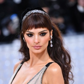 Objemný culík a ofinku si nechala na vlasech vytvořit modelka Emily Ratajkowski. 