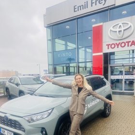 Podle módní redaktorky Lifee.cz Jany Elfmarkové má Bářino auto barvu holubí šedi.