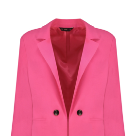 Letošním módním hitům kraluje růžová. Její jemnější, přesto stejně výraznou variantu najdete na saku značky F&F za 999 Kč.