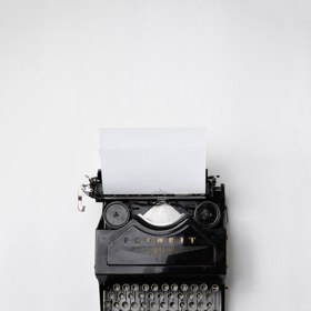 Philip Sessarego aka Tom Carew byl autorem knihy Džihád, v níž popisoval výcvik mudžáhidů v boji proti SSSR. Což o to, byl to bestseller, jenomže Philip nebyl žádný voják z povolání, jak o sobě tvrdil. Zoufale se snažil dostat do jednotek SAS a doufal, že když bude předstírat, že je někdo jiný, přijmou ho. Dokonce předstíral vlastní smrt (bomba nebo nášlapná mina), aby se pak s velkou pompou vrátil. Když byly jeho lži odhaleny, utekl do Belgie, kde byl v roce 2009 nalezen mrtvý.