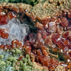 Granát - název tohoto minerálu pochází z latinského označení pro granátové jablko (granatum malum).