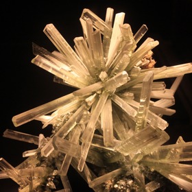 Selenit - bílý, průhledný kámen s jemnou texturou, který pomáhá uklidnit mysl a harmonizovat energii.