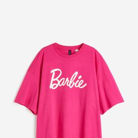 Barbie, to je především růžová. Zajímavě se vyjímá i na oversize tričku H&M za 349 Kč.