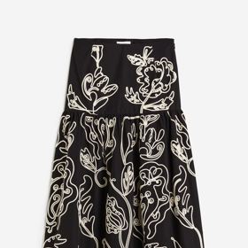 Maxi sukně se sedlem reprezentuje obrácenou barevnost černo-bílého trendu stejně líbivým způsobem v provedení plastické provázkové výšivky. Doplnit ji můžete i bolerkem ve stejném dezénu. H&M, 1 499 Kč