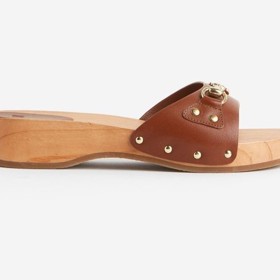 Subtilní nazouváčky s přezkou oceníte, jste-li nakloněny spíše méně nápadným modelům. H&M, 1 499 Kč