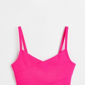 Barbie, to jsou ale i titěrné topíky. Oblíbený kousek nejen tohoto léta, crop top, tak získává další nepostradatelné využití. H&M, 399 Kč