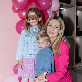 Moderátorka Sandra Pospíšilová, za svobodna Parmová, je sama mámou dcerky Emily a syna Leona. Svoji maminku prý obdivuje pro její ženskost.