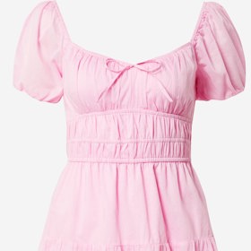 Vedle toho ale styl slavné panenky vždy ztělesňovaly taky sladce růžové šatičky. Hollister, 1 199 Kč