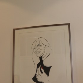 Součástí showroomu návrhářky Beaty Rajské je také její karikatura.