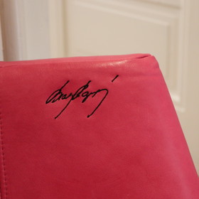 Nábytek zdobí podpis Beaty Rajské.