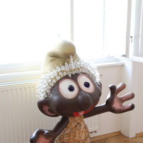 Módní návrhářka Beata Rajská má ve svém showroomu šmoulu posetého kamínky, jehož autorem je zesnulý sklář a designér Bořek Šípek.