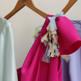 Šaty pro jaro 2023 vynikají barvami a nápaditými rukávy.