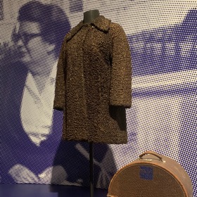 Kožíšek, který s Hanou Benešovou procestoval velkou část světa. Nosila jej i po návratu z exilu v roce 1947.