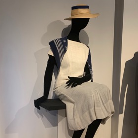 Styl Hany Benešové nad ostatními modely výrazně vyčnívá uhlazeností a šarmantním nadčasovým vzhledem. Ikonický šátek s kotvami Hana Benešová nosila k mnoha příležitostem.