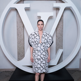 Americká herečka Jennifer Connelly zapózovala v extravagantních šatech reprezentujících módní dům LV. Naposledy jste ji mohli vidět ve snímku Topgun: Maverick z roku 2022 v roli Penny Benjamin.
