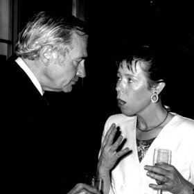 Britský poslanec John Stonehouse byl považován za možného budoucího premiéra. Nadějnou budoucnost si prý pokazil tím, že začal svou zemi špehovat pro Československo. Pak založil falešnou banku a měl poměr s o 21 let mladší sekretářkou. Když ho všechny prohřešky dohnaly, předstíral, že se utopil. Přitom odletěl do Austrálie...