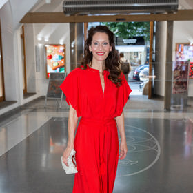 Herečka Barbora Seidlová vynesla na premiéru Života pro samouky vášnivě rudou róbu ze salonu Eiri, o make-up a vlasy se jí postarala Claudie Marčeková.