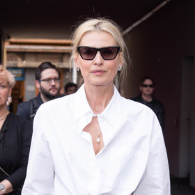 Topmodelka Daniela Peštová nedávno navštívila módní přehlídku návrhářky Zuzany Kubíčkové ve sněhobílé košili, kterou doplnila perlami.