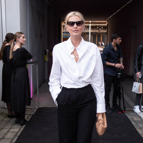 Košili Peštová mistrně zkombinovala s elegantními kalhotami s vysokým pasem a kabelkou italské značky Bottega Veneta.