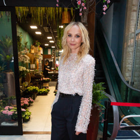 Herečka Jana Plodková oproti tomu oblékla elegantní černé kalhoty a světlý top.