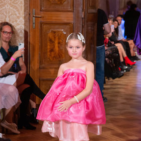 Dětská herečka Adélka Hesová byla hvězdou módní přehlídky návrhářky Debbie Brown.