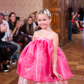 Do své módní show ji oslovila módní návrhářka Debbie Brown.