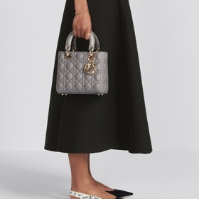 Je na majitelce, zda bude kabelku nosit v dlani, či využije odnímatelného popruhu přes rameno.